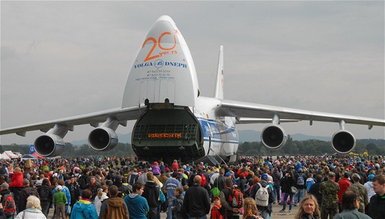 Obří letoun An-124 Ruslan v obležení návštěvníků Dnů NATO v Ostravě