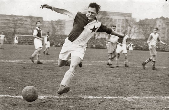 TYPICKÝ PEPI. Josef Bican (1913–2001) právě střílí jeden z tisíců svých gólů.