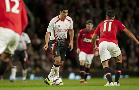 PROTI PESILE. Luis Suarez z Liverpoolu v utkání ligového poháru proti