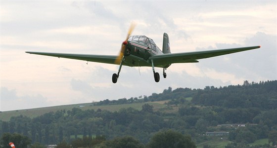 Pilot Martin Nepovím testuje na letiti v Kromíi nov restaurované...