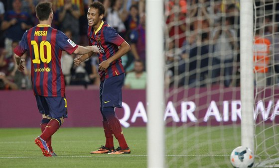 Neymar (vpravo) a Lionel Messi se radují z Nemarova prvního ligového gólu v...