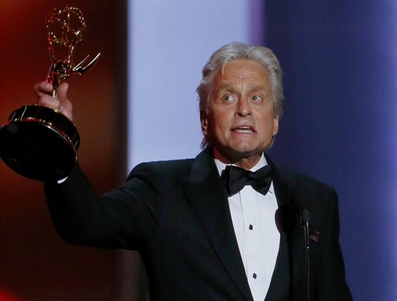 Michael Douglas v dkovné ei za cenu Emmy podkoval i své manelce (záí