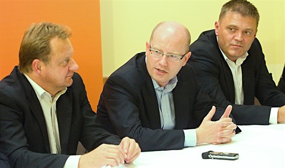 Pavel Ploc, Bohuslav Sobotka a Robert Duek (zleva) lovili ve stedu v Liberci...