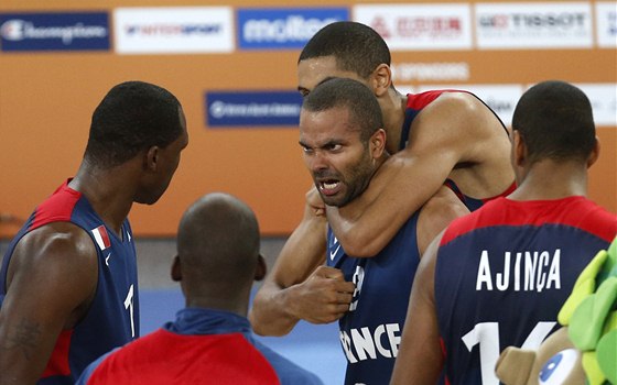 HVZDNÝ STELEC. Tony Parker obklopen svými spoluhrái z francouzské