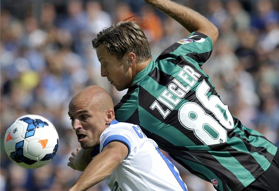 MÍ ZBLÍZKA. Esteban Cambiasso z Interu Milán (vlevo) uniká, naskakuje na nj