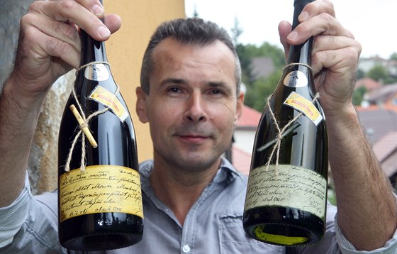 Vladimír Raka vytvoil originální etiketu na láhve s vínem. 
