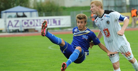 Ústecký fotbalista Abid Mujagi (vlevo) v souboji s hradeckým Janem islerem.