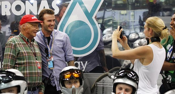 Nika Lauda (vlevo) a David Beckham pózují fotografce.