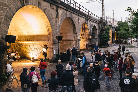 Projektu se podailo oivit okolí zanedbaného viaduktu.