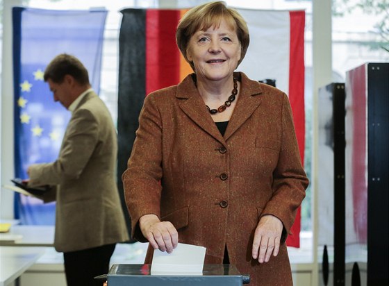 Nmecká kancléka Angela Merkelová hlasuje v Berlín.