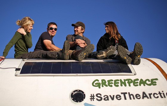 Na snímku, který Greenpeace datuje na pondlí 9. záí 2013, sedí na lodi Arctic...