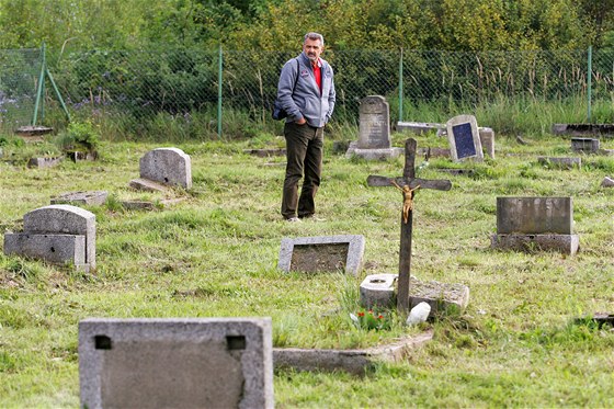 Hroby na starém hbitov zaniklé obce Lipnice nedaleko Vintíova na Sokolovsku. 