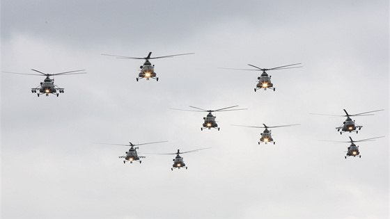 Pohled pi posledním odletu vrtulník ze základny v Bochoi pipomnl ad lidí scény z povodní roku 1997, kdy stroje a jejich posádky zachraovaly ivoty.