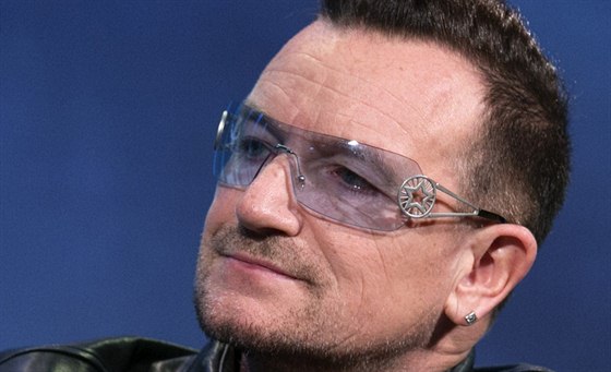 Zpěvák Bono z U2 (25. září 2013)