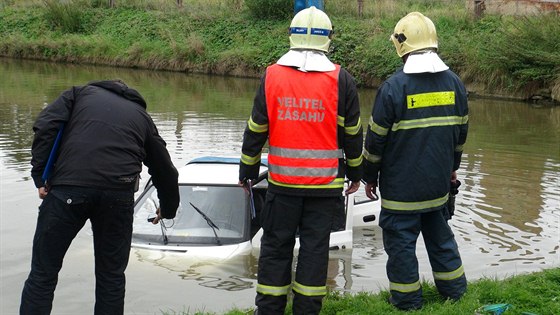 idika si spletla pedály, auto skonilo v rybníku.