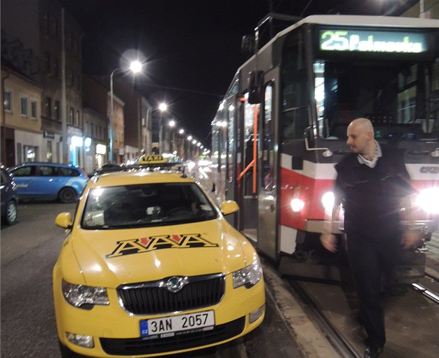 V Bělohorské ulici překáželo taxi tramvaji.