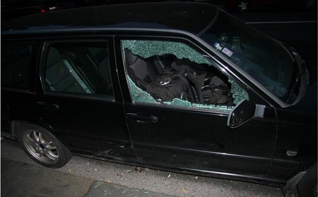 Majitel vozidla pistihl zlodje, který se mu pokouel vykrást auto.