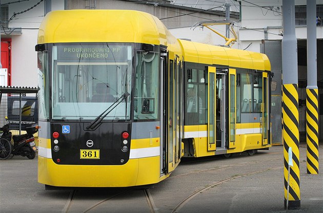 Nová tramvaj Vario LF 2/2 plus zane brzy vozit cestující v Plzni. Souprava má...