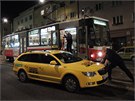 V Blohorské ulici pekáelo taxi tramvaji.
