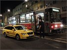 V Blohorské ulici pekáelo taxi tramvaji.