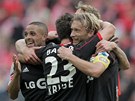 JASNÁ VÝHRA. Fotbalisté Bayeru Leverkusen se radují z vstelenéh gólu. Prosadil