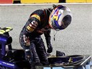 PO SVÝCH. Daniel Ricciardo vystupuje ze svého havarovaného vozu.