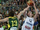 Francouzský basketbalista Nando De Colo stílí na ko ve finále mistrovství