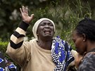 Mary Italová (uprosted) pláe ped márnicí v Nairobi, kde leí tlo jejího