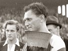 Slávistický fotbalista Josef Bican drí vítzný pohár Osvobození po finálovém