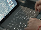 Speciální podsvtlená klávesnice Surface Remix Project na míchání hudby.