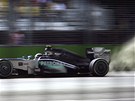 LÁPL NA BRZDY. Lewis Hamilton v druhém tréninku Velké ceny Singapuru formule 1.