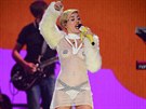 Kostýmy jako by Miley Cyrusová chtla napodobit Lady Gagu. Hudebn ale zaostává.