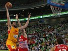 panlský basketbalista Marc Gasol zakonuje v utkání proti Chorvatsku. 