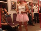 Originální zpsob, jak mete oslovit dívku v metru.