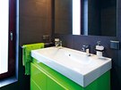 Koupelna je obloena velkoformátovými keramickými obklady a sklennou mozaikou.