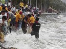 Silné vlny postíkaly studenty na pobeí v Manile na Filipínách bhem