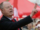 Kandidát sociálních demokrat Peer Steinbrück ukazuje symbol vítzství na