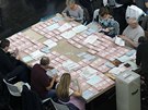 Dobrovolníci v sídle ústední volební komise v Mnichov tídí hlasy zaslané