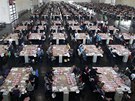 Dobrovolníci v sídle ústední volební komise v Mnichov tídí hlasy zaslané