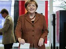 Nmecká kancléka Angela Merkelová hlasuje v Berlín.
