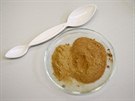 Sloení rohlíku: jená (vlevo) a peniná sladová mouka - jedná se o enzymový...
