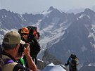 Na horní stanici na Aig. du Midi se setkávají horolezci s výletníky z celého...