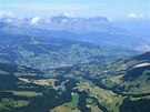 Pohled do údolí Val d'Arly s msty Megeve a Sallanches