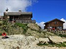 U jezera Lac Blanc byla postavena horská chata s restaurací.