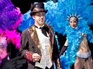 Ji�í Langmajer hraje konferenciéra v kabaretu Moulin Rouge.