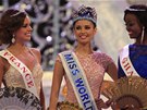 Miss World Megan Youngová z Filipín (uprosted), druhá Miss Francie Marine