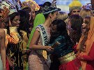 Vítzce Miss World 2013 Megan Youngové gratulují její soupeky. 