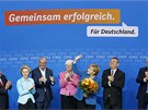 Kancléka Angela Merkelová a lenové její strany CDU-CSU oslavují po zveejnní
