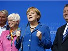 Kancléka Angela Merkelová a lenové její strany CDU-CSU oslavují po zveejnní