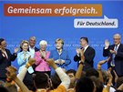 Kancléka Angela Merkelová a lenové její strany CDU-CSU oslavují po zveejnní...